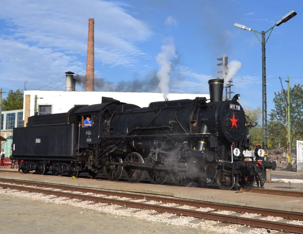 Viaje en tren nostálgico con vagones históricos en Hungría