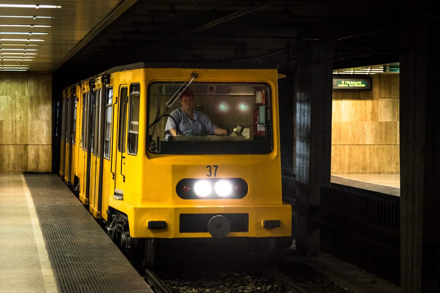 Experiencia en el metro de la línea subterránea del milenio en Budapest